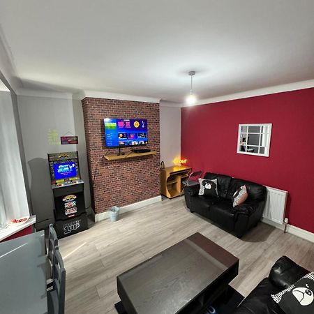 Giga Residential 4 Bedrooms, 8 Guests , Near City Centre, Arcade Machine, Sky Tv, Netflix, Free Wifi, Free Parking Newcastle upon Tyne Dış mekan fotoğraf