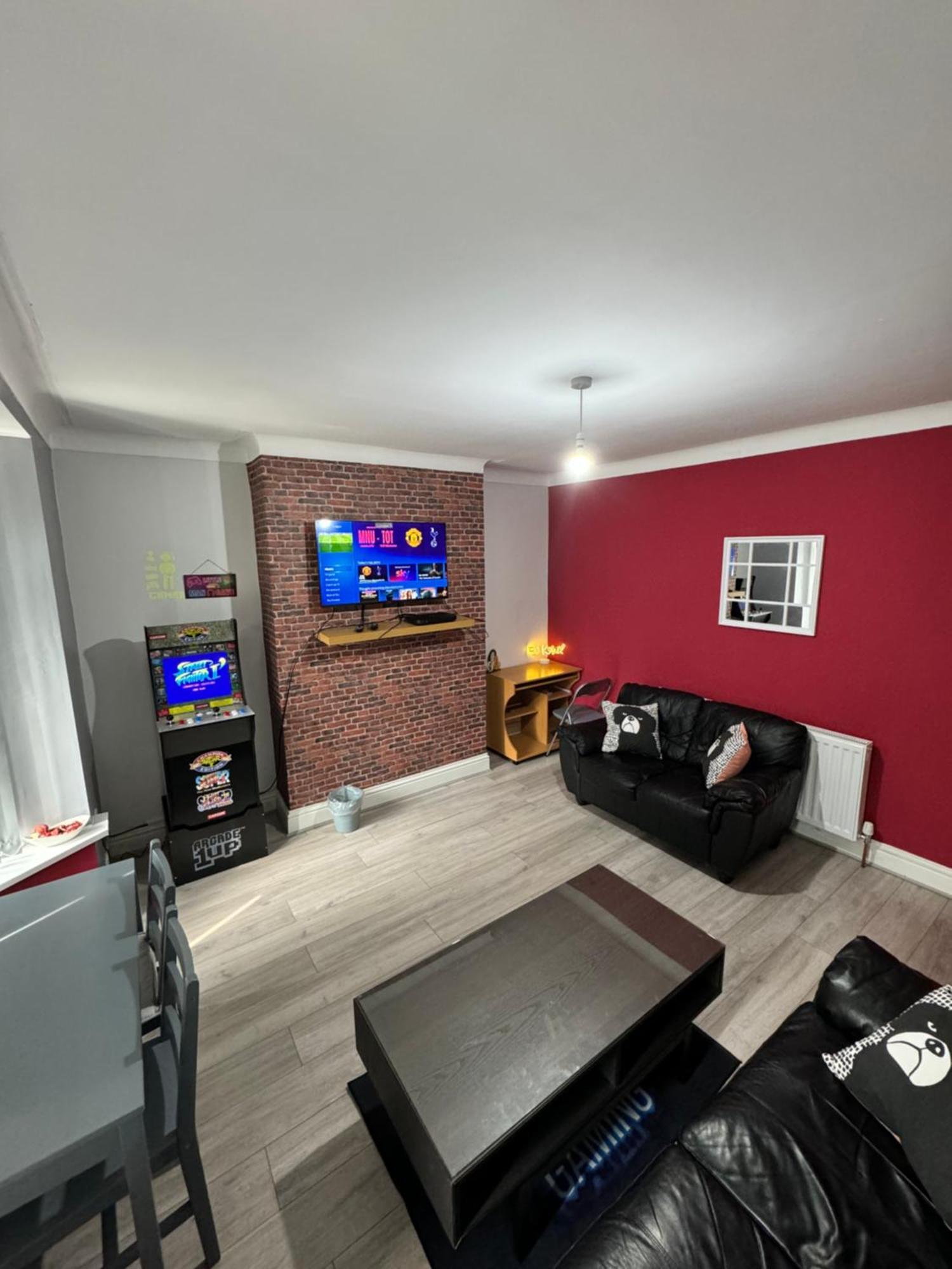 Giga Residential 4 Bedrooms, 8 Guests , Near City Centre, Arcade Machine, Sky Tv, Netflix, Free Wifi, Free Parking Newcastle upon Tyne Dış mekan fotoğraf
